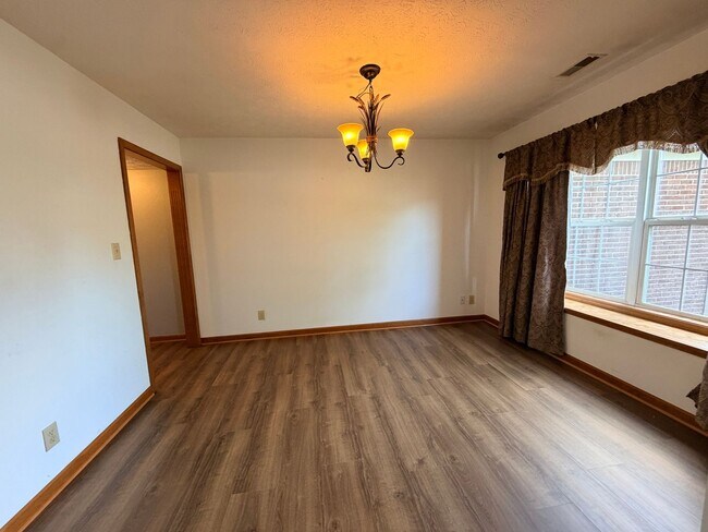 Building Photo - 705 Hummingbird Ln