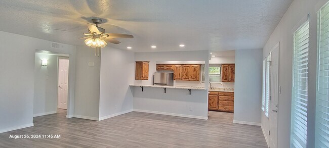 Foto del edificio - GROUND LEVEL UPDATED COLONIAL PARK CONDO