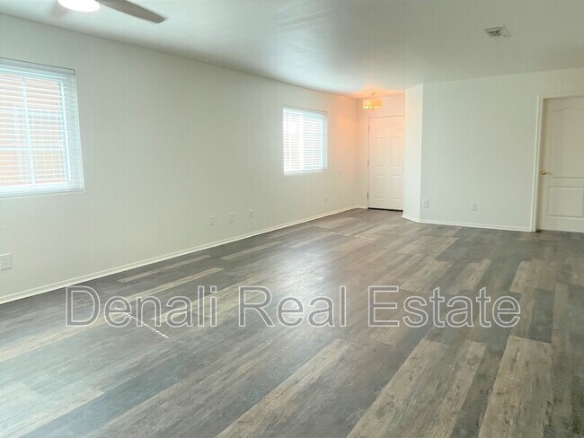 Building Photo - 1651 W Lavender Spring St