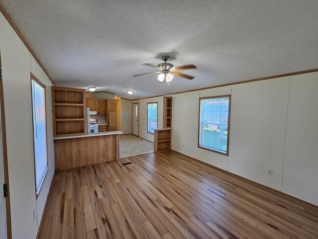 Foto del edificio - 27 Woodside Ln