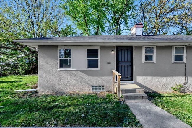 Building Photo - 2383 Hiawatha Park Dr
