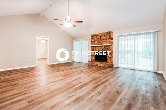 Building Photo - 3 Bedroom Pet-Friendly Home in Jacksonville, FL with Main Street Renewal