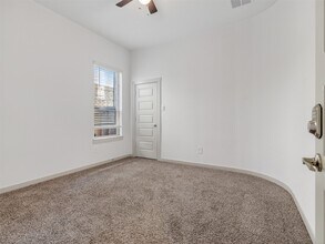 Building Photo - 818 Kingwood Dr