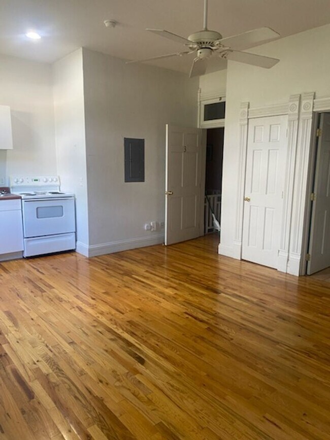 Foto del edificio - Charming Historic Studio in the Heart of D...