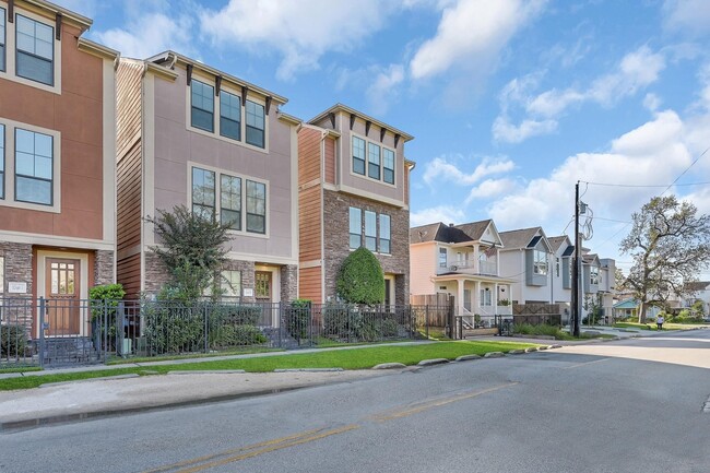 Building Photo - 1046 W 23rd St