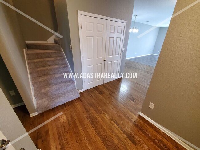 Foto del edificio - Spacious Townhome in Piper School District...