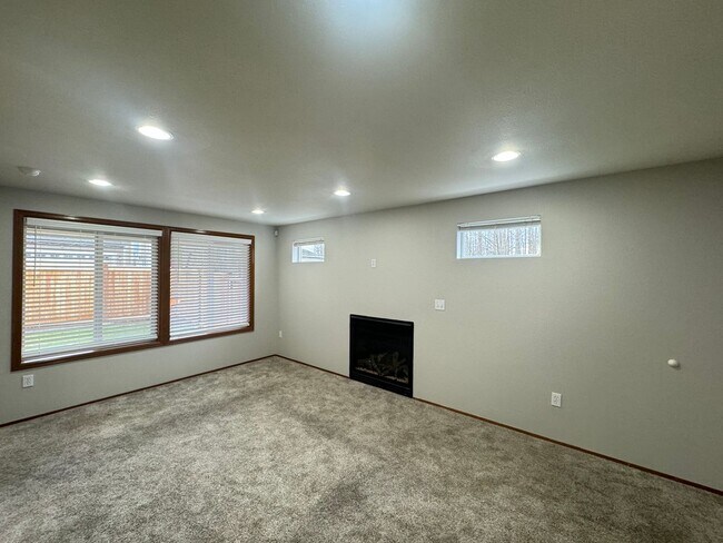 Building Photo - COZY TOWNHOUSE HOME