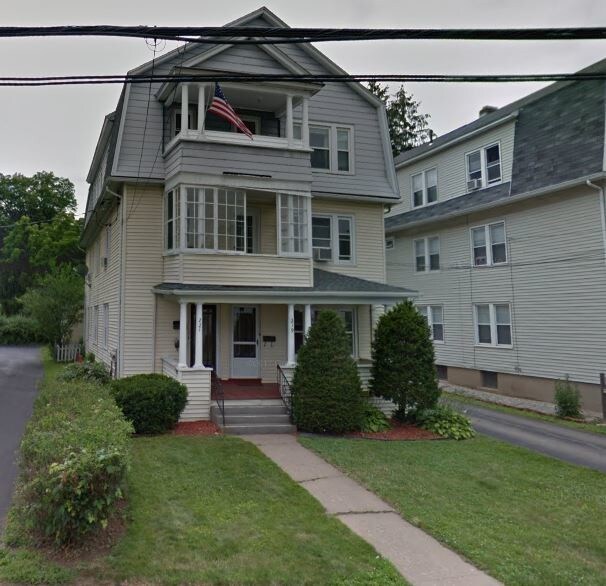 Foto principal - 221 Quaker Ln S
