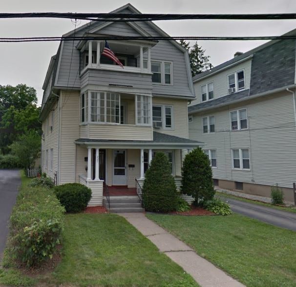 Primary Photo - 221 Quaker Ln S