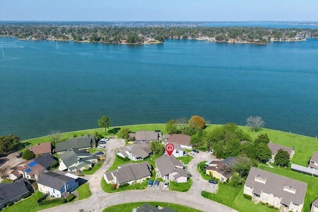 Building Photo - 17 April Point Dr N