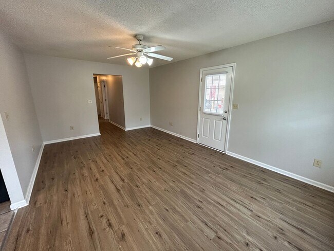 Foto del edificio - 351 Leafmore Rd SW