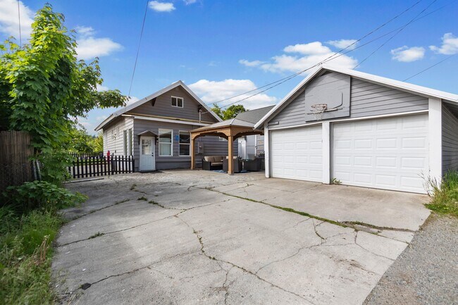 Building Photo - 611 E Garden Ave