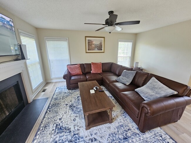 Building Photo - 207 Hope Creek Dr