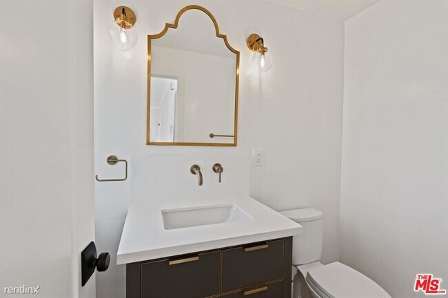 Building Photo - 1 br, 1.5 bath House - 153 S Palm Dr Apt 5