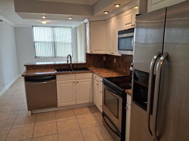 Building Photo - 105 Lake Emerald Dr