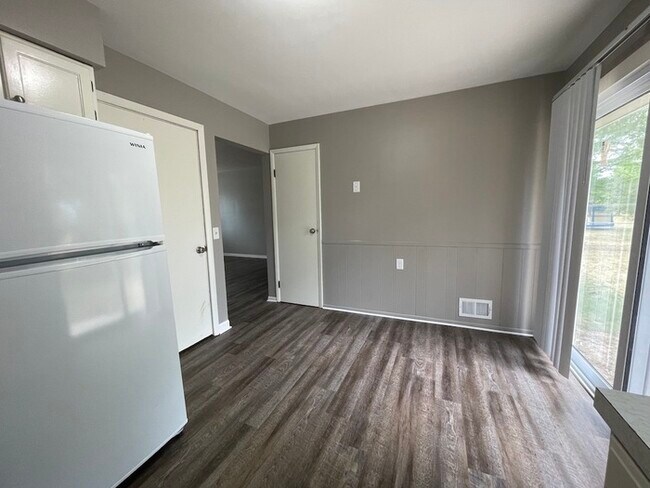 Foto del edificio - Fresh Rehabbed Unit in Allendale 2 Bed 1 Bath