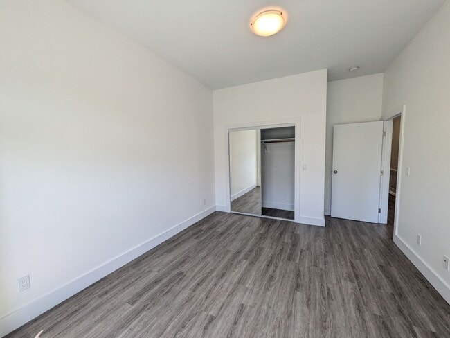 Building Photo - 1048_DIVIS