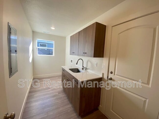 Building Photo - 939 S 25 W