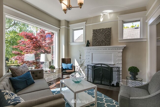 Foto del edificio - Spacious 5-Bedroom Home with Den & Backyar...