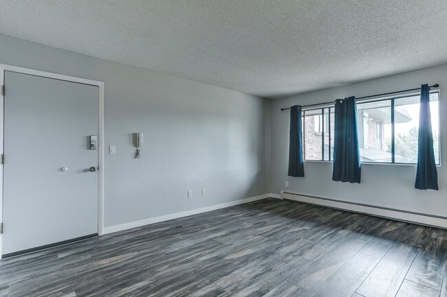 Building Photo - Updated Unit next to CMU with Pool!