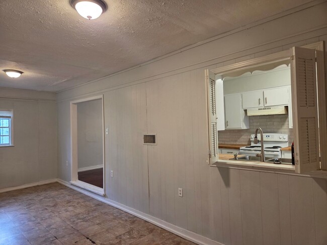 Photo - Spacious 4 Bed/ 2 Bath in North Jackson! House