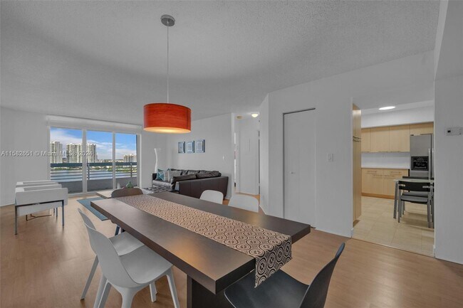 Foto del edificio - 3600 Mystic Pointe Dr