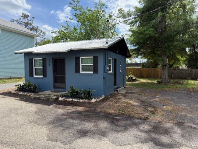 Building Photo - 1 Bedroom, 1 Bath Cottage