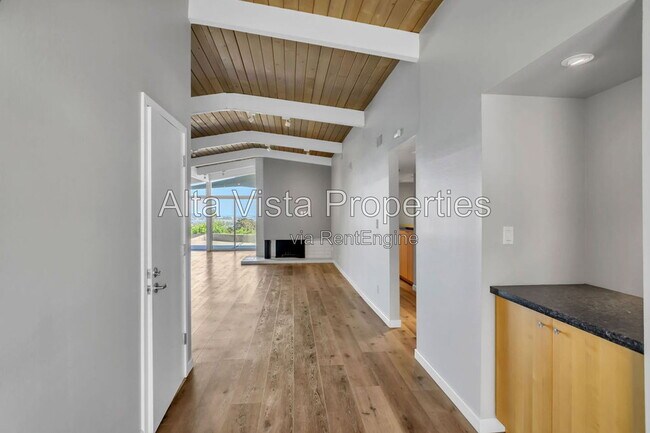Foto del edificio - 2569 Loring St