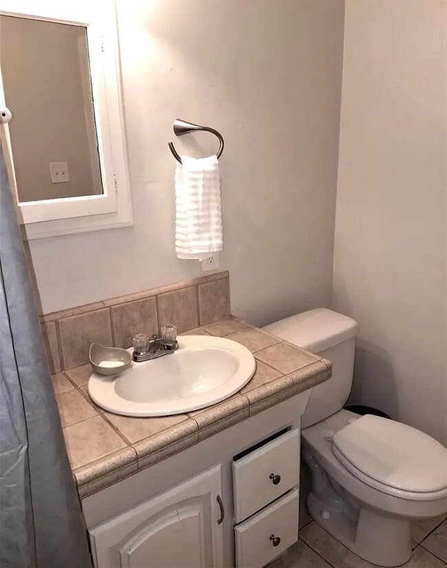 Foto del edificio - Bright 1 Bedroom Duplex with Classic Charm near Virginia Lake