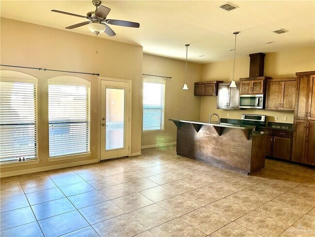 Building Photo - 13 Mimosa St