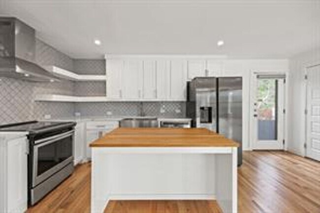 Foto del edificio - Modern Remodeled Home Near Bishop Arts, Da...