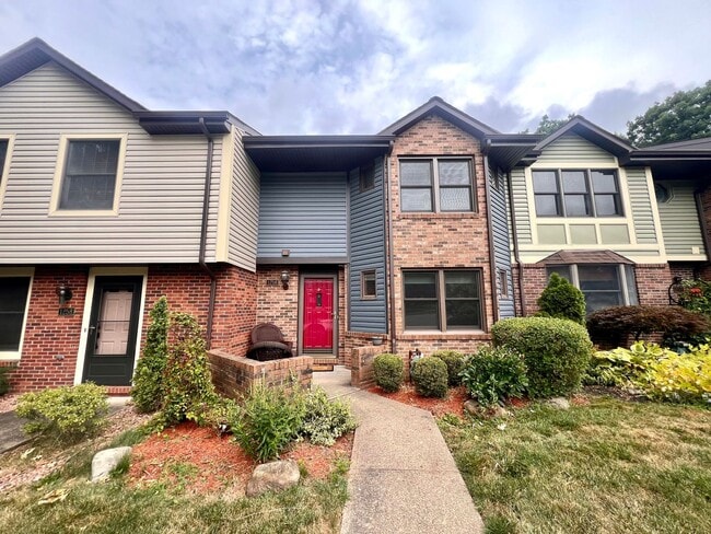 Building Photo - 1256 Queens Dr