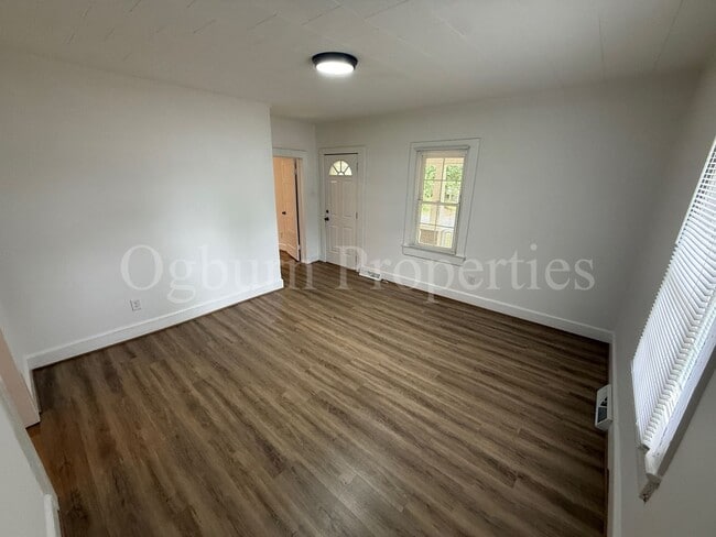 Building Photo - 3867 Leo St
