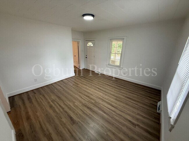 Foto del edificio - 3867 Leo St