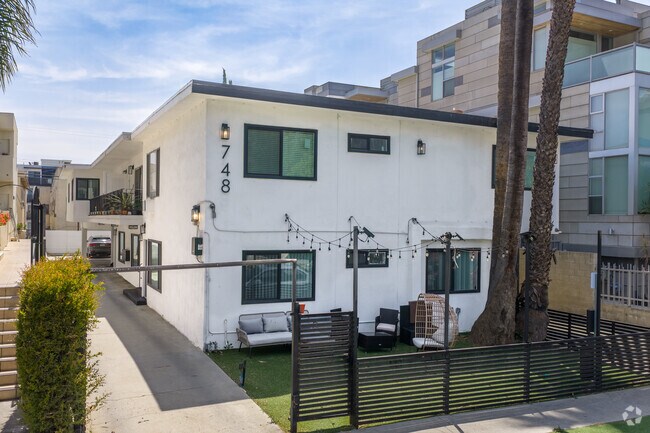 Foto principal - 748 N Hudson Ave