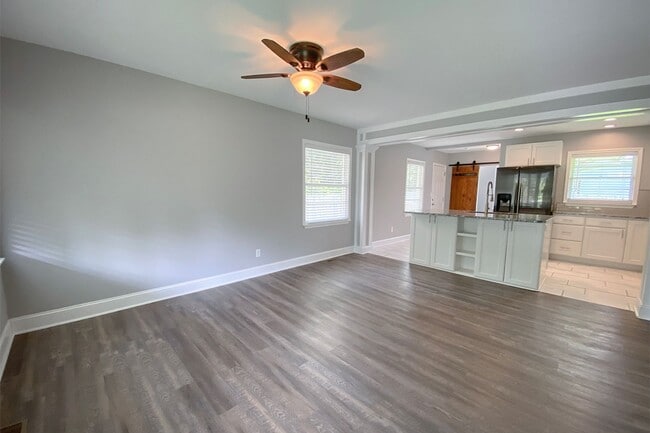 Building Photo - Beautifully Renovated Downtown Bungalow