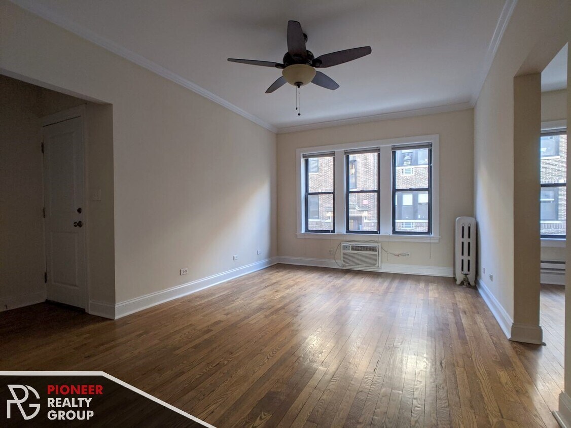 Primary Photo - 748 W Addison St