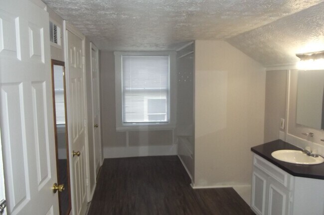 Foto del edificio - 1BR/1BA ready to rent 2 blocks from Lakebottom