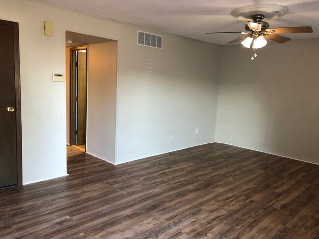 Foto del edificio - 570 Jamestown Ct