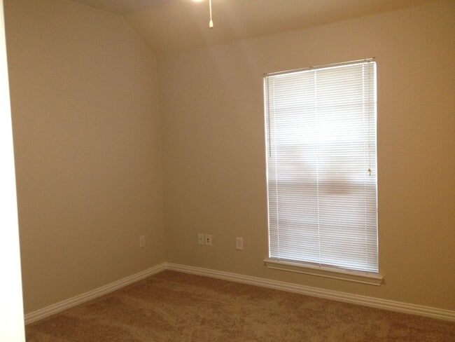 Building Photo - Beautiful Townhome Available for Pre-lease!