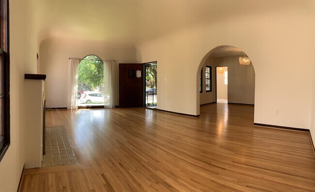 Foto del edificio - 4772 Edgeware Rd