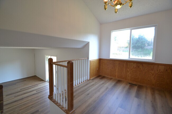 Building Photo - Newly Remodeled 3 Bedroom!