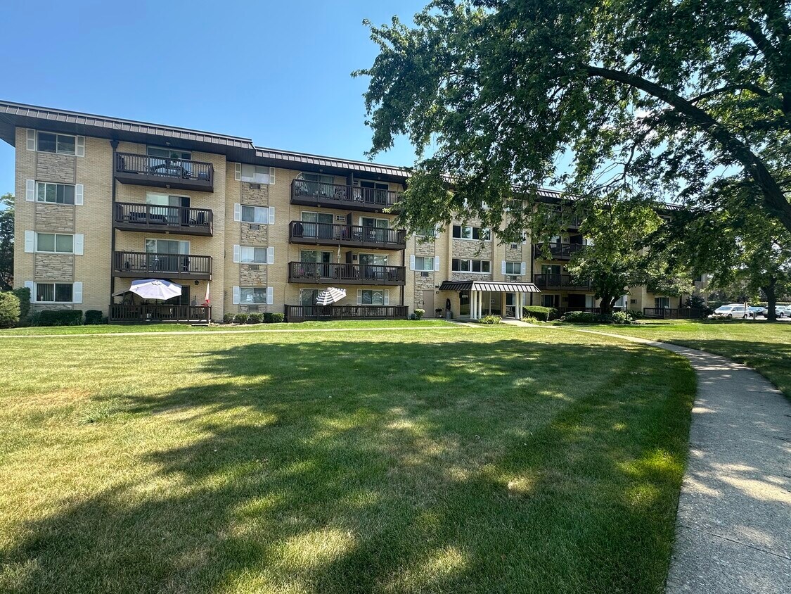Primary Photo - 2226 S Goebbert Rd