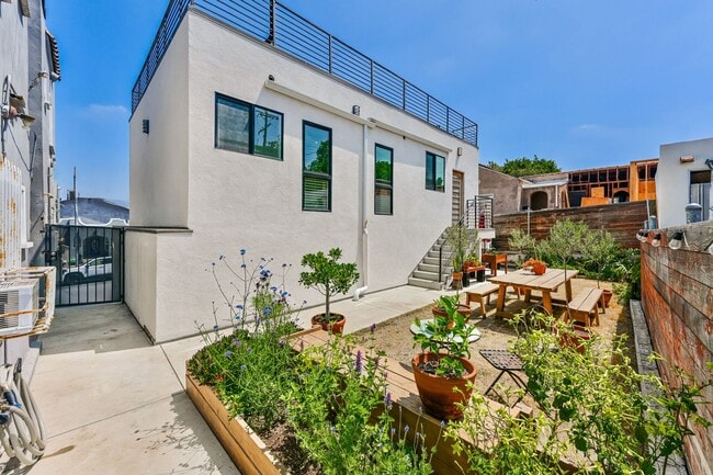 Building Photo - 872-878 Serrano Place