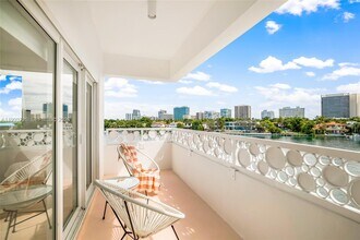 Building Photo - 9881 E Bay Harbor Dr
