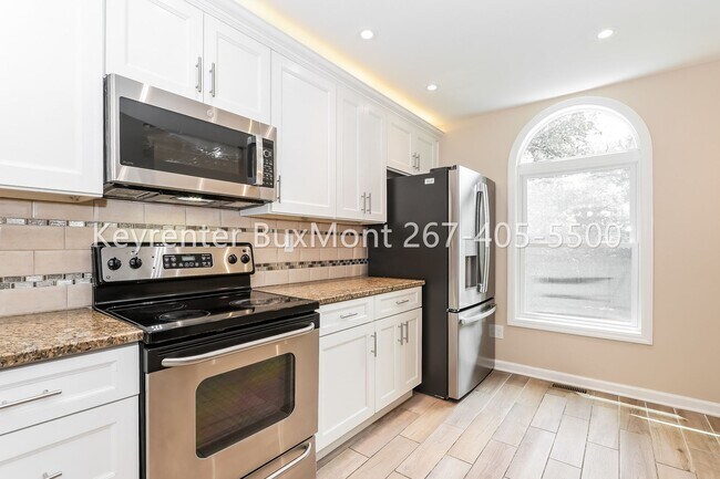 Foto del edificio - Updated 3-Bedroom, 2.5-Bath Townhome with Loft & Private Deck