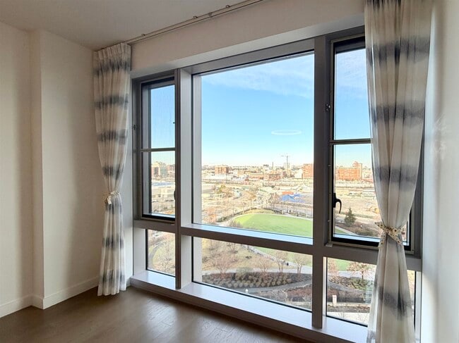 Foto del edificio - 75 Park Ln S