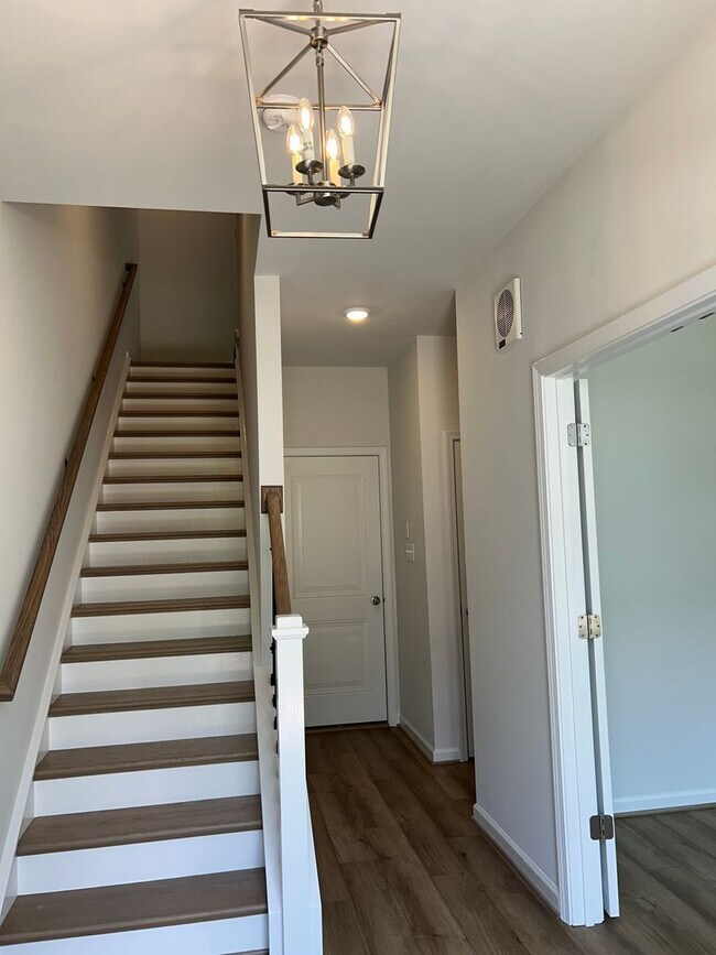 Foto del edificio - Luxury End-Unit Townhome with 2-Car Garage, Deck & Bonus Room – Available June 5!