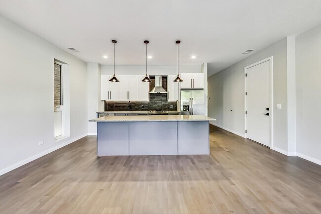 Foto del edificio - 5830 N Lincoln Ave
