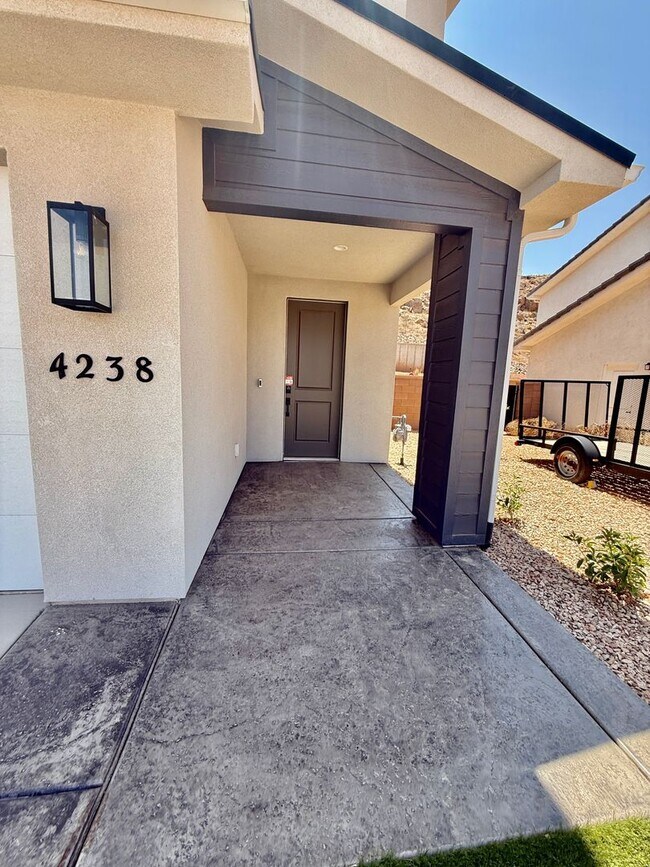 Building Photo - BRAND NEW Four Bedroom Townhome in Desert ...